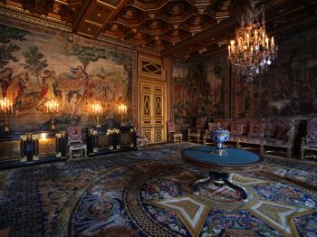 Chateau_de_Fontainebleau_Inside-2.jpg